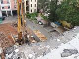 Strojní demolice budovy ve vnitrobloku ul. Staropramenná, Praha